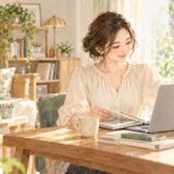 4歳の子どもが絵を描くそばで、ノートを見返しMacを開いて在宅の仕事を再開する母親のイラスト
